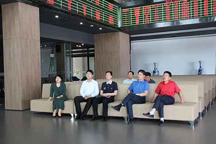 2017年6月20日，農(nóng)業(yè)部國(guó)際合作司條法處處長(zhǎng)顧衛(wèi)兵一行，在省農(nóng)業(yè)廳對(duì)外合作處處長(zhǎng)翟建庭、市農(nóng)業(yè)局領(lǐng)導(dǎo)的陪同下，到中國(guó)食品谷中凱智慧冷鏈物流園東亞畜牧交易所參觀考察.jpg